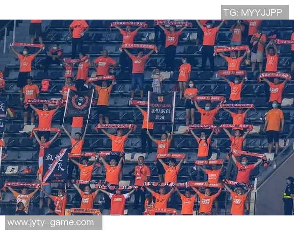 震撼球迷视觉盛宴巨型海报呈现绿茵传奇足球巨星风采